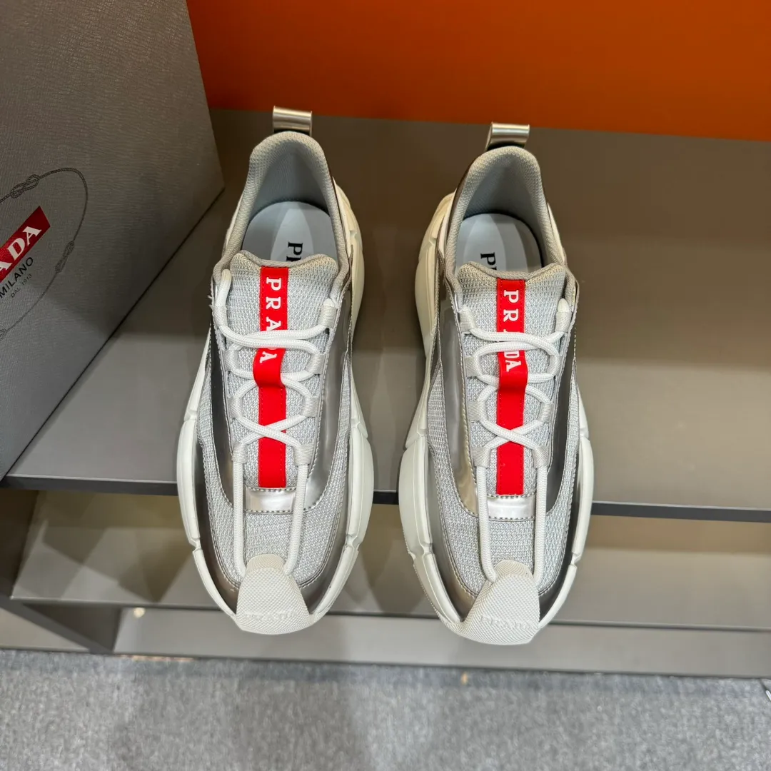 P460 PRADA/Prada men's lace-up leather casual sports shoes, the upper is made of cowhide leather and breathable mesh. It is soft, comfortable and breathable. The tongue is decorated with the PRADA brand letter logo. The thick rubber sole echoes the red label tongue. The style is fashionable and elegant. The details are carefully crafted. A casual sports shoe with a super western style and excellent breathability! Code number 38-45 (45 customized)